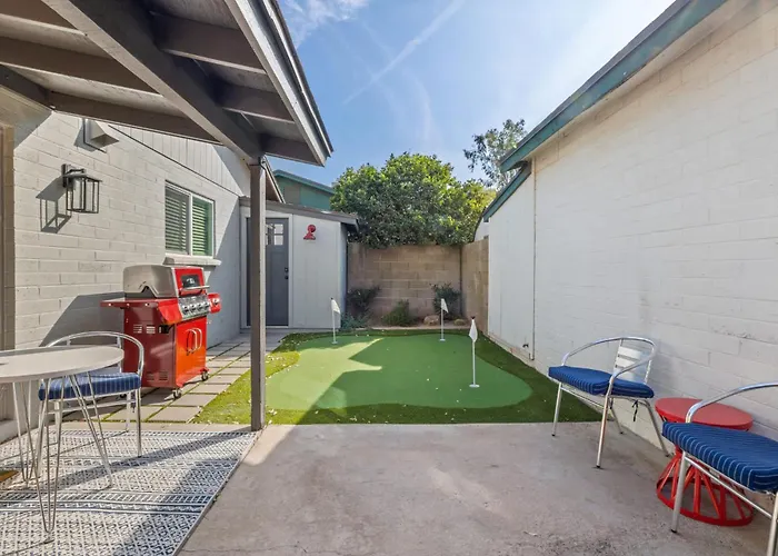 Evergreen - Outdoor Grille Patio With Putt Holiday home